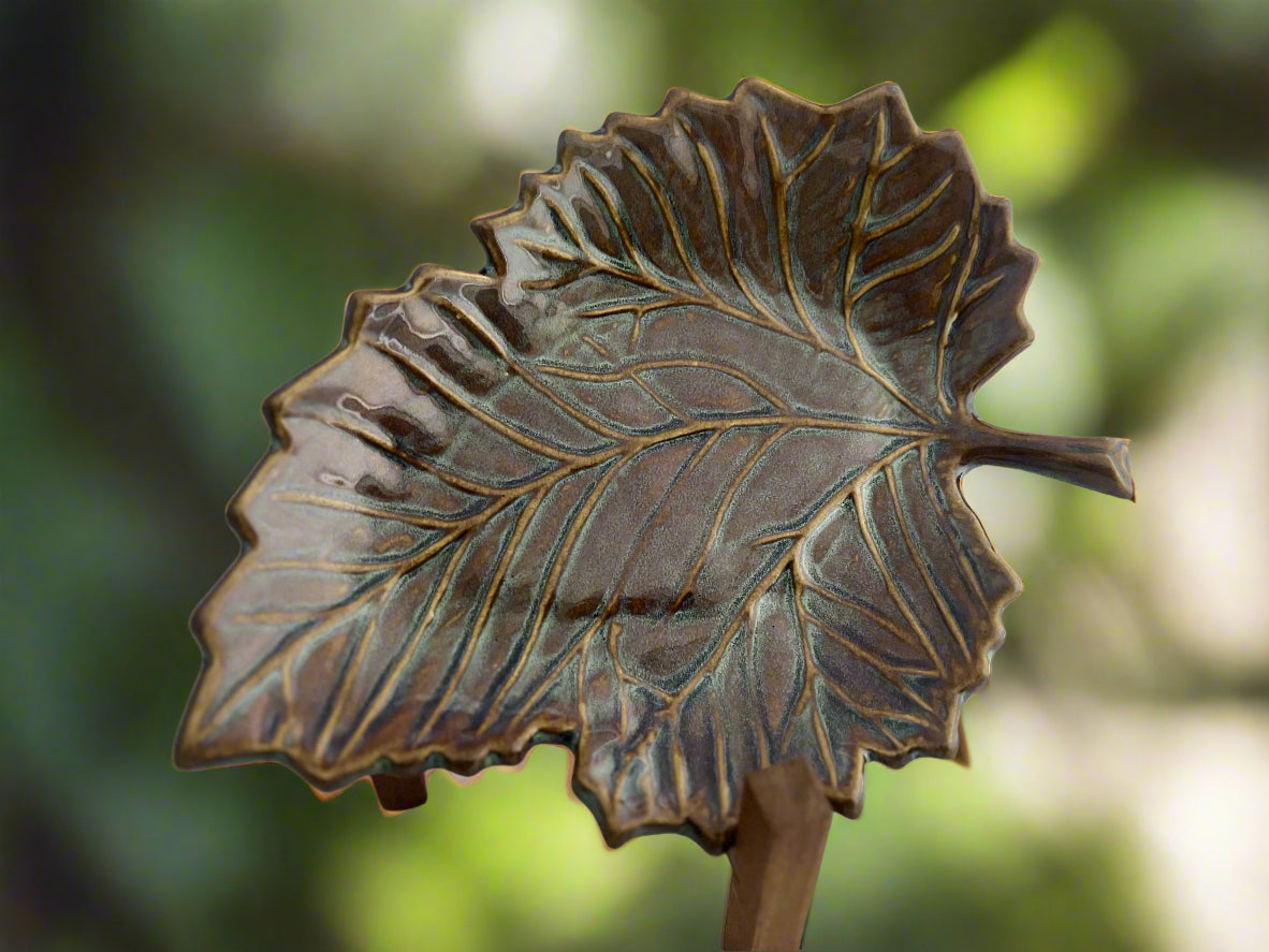 Elegant Ceramic Leaf-Shaped Serving Plate – Nature-Inspired Design