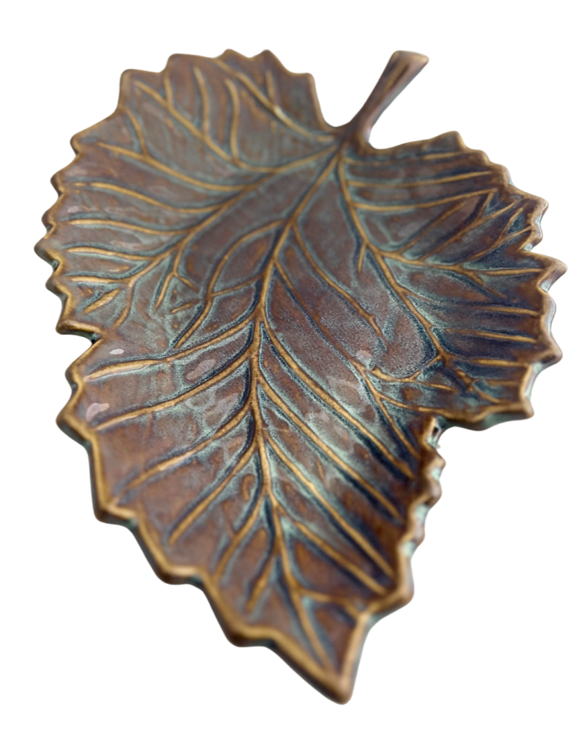 Elegant Ceramic Leaf-Shaped Serving Plate – Nature-Inspired Design