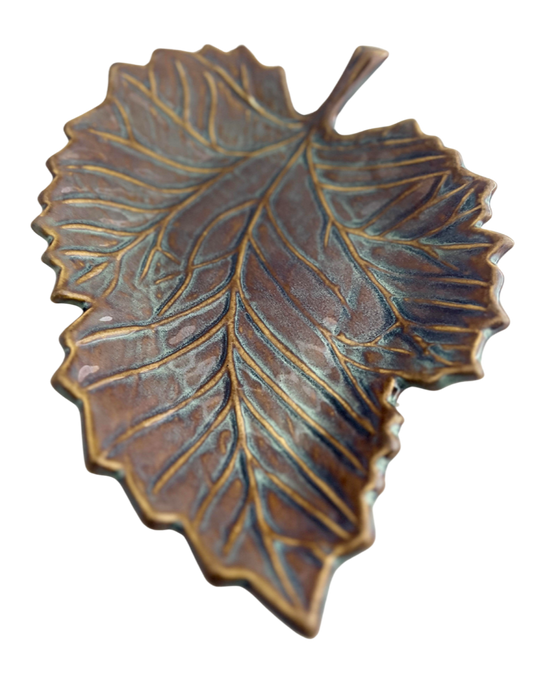 Elegant Ceramic Leaf-Shaped Serving Plate – Nature-Inspired Design