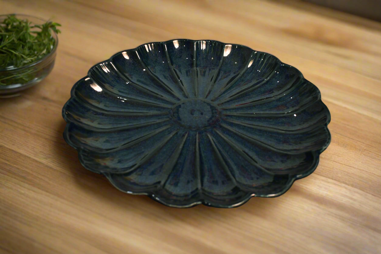 Handcrafted Ceramic Serving Plate – Elegant Design